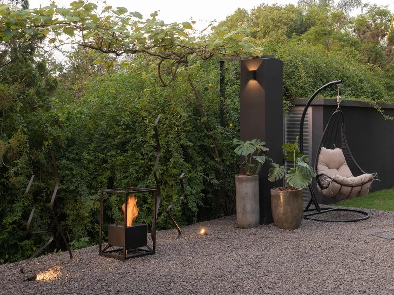 Lareira ecológica portátil Somer no jardim ao ar livre, ao anoitecer