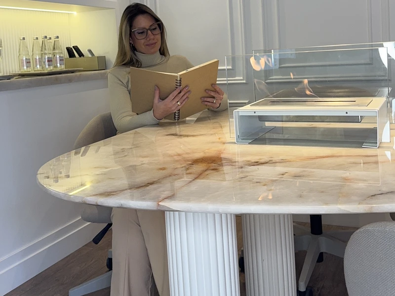 Lareira ecológica GO! Branca Somer com chama viva sobre mesa de mármore em sala de jantar de apartamento