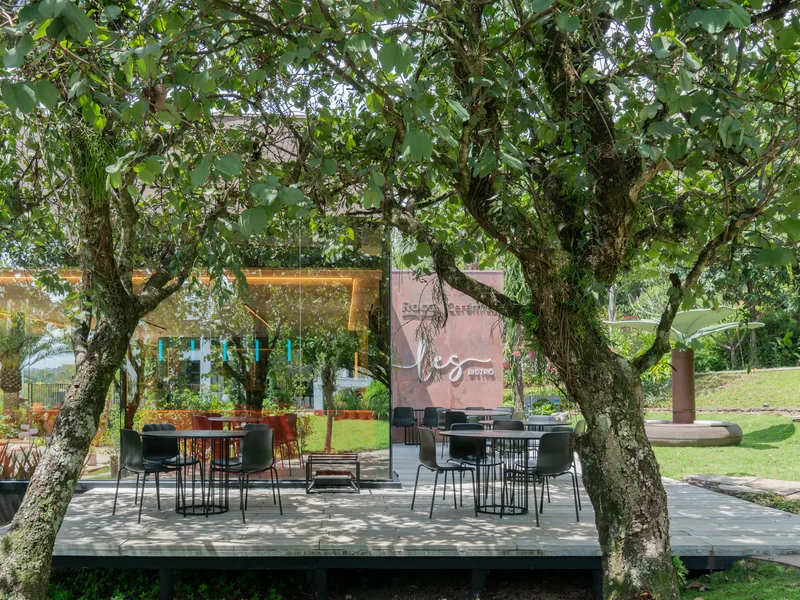 Lareira Loft 1500 LSL-1500-AP da Somer instalada em deck de restaurante a céu aberto, com vegetação ao redor