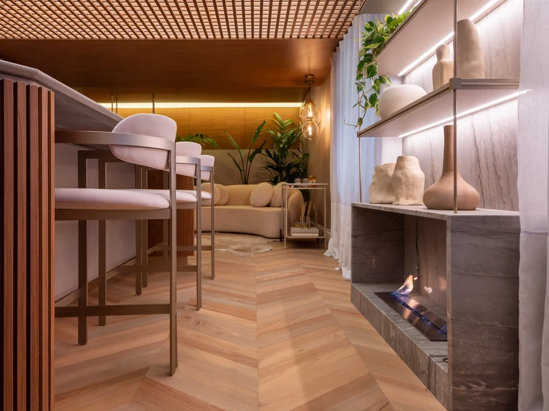 Queimador QS-3000 QS-3000-A da Somer embutido em painel de pedra em cozinha gourmet contemporânea com ilha em ripado de madeira, piso espinha-de-peixe e teto ripado iluminado, projeto CB Melina Knopp