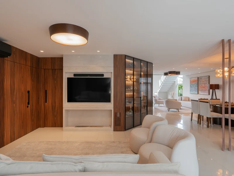 Queimador QS-4500 QS-4500-A da Somer embutido em painel arquitetônico com TV integrada em sala de estar de alto padrão, projeto MK Arq, foto Yuri Seródio