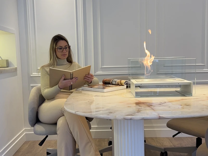 Lareira ecológica GO! Branca da Somer com chama viva em ambiente de sala de estar de apartamento com decoração minimalista