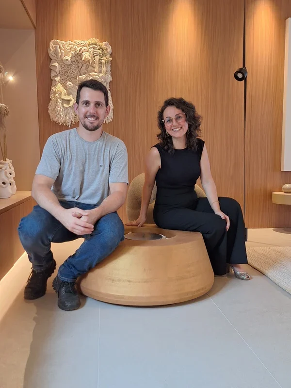 Queimador Ecológico Round QSR-2000 Somer em nicho circular de painel arquitetônico