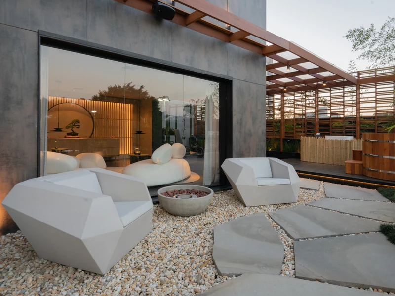 Queimador Ecológico Round QSR-3500 Somer instalado em deck externo com pergolado ao entardecer
